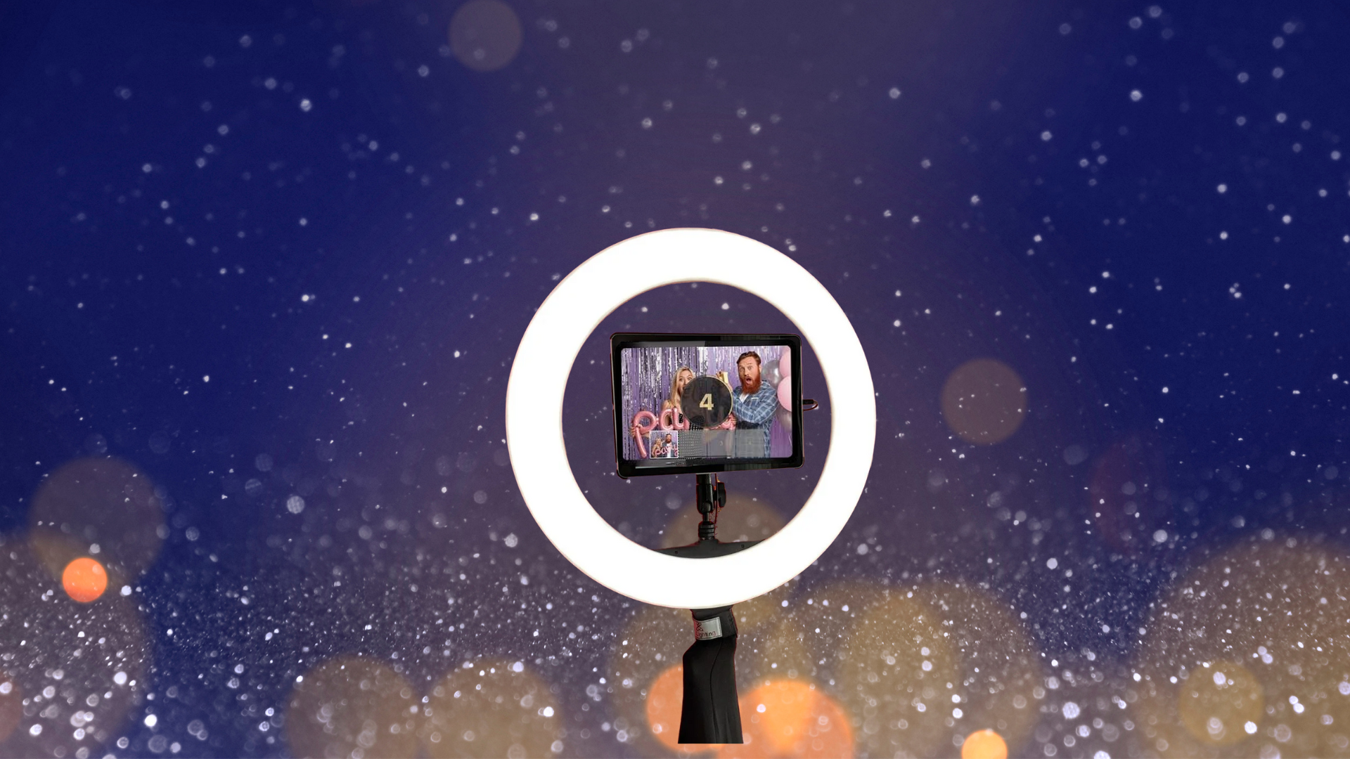 Ge festen minnen som består med en smidig och rolig photobooth. Gästerna kan ta spontana bilder, posera med rekvisita och skapa personliga minnen från kvällen. Photoboothen passar alla typer av evenemang och blir snabbt en naturlig samlingspunkt. Enkelt att använda och alltid uppskattat av både stora och små.